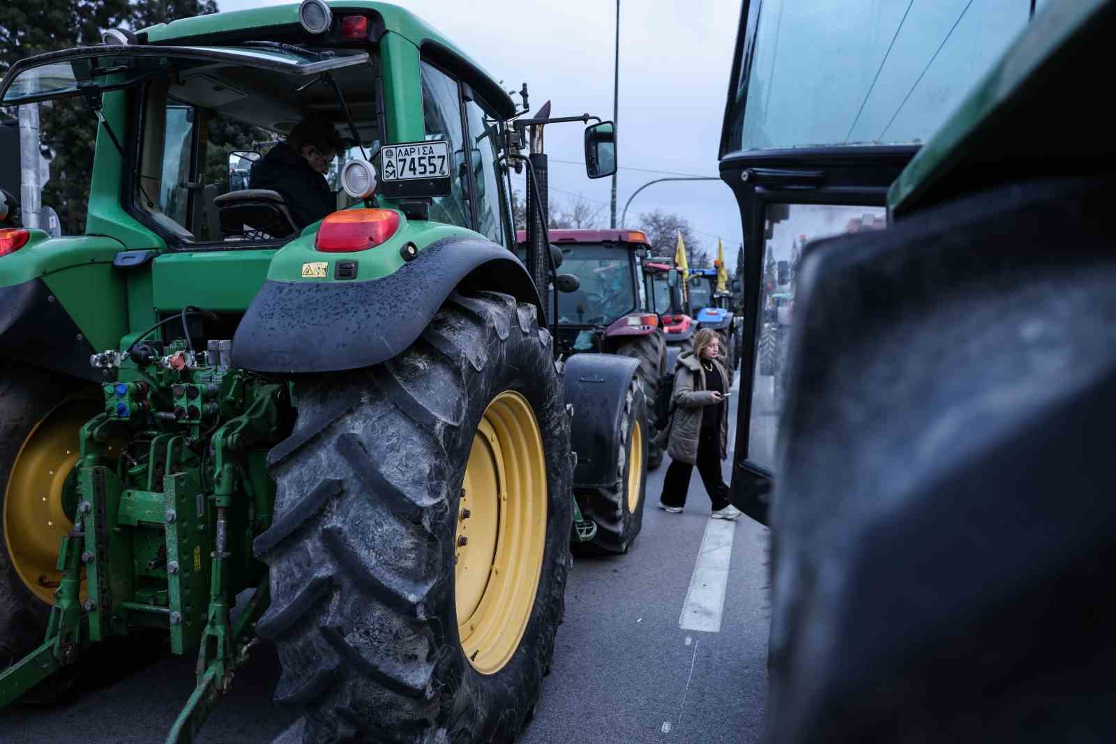 Atina’da çiftçilerden, parlamento binası önünde traktörlü protesto
