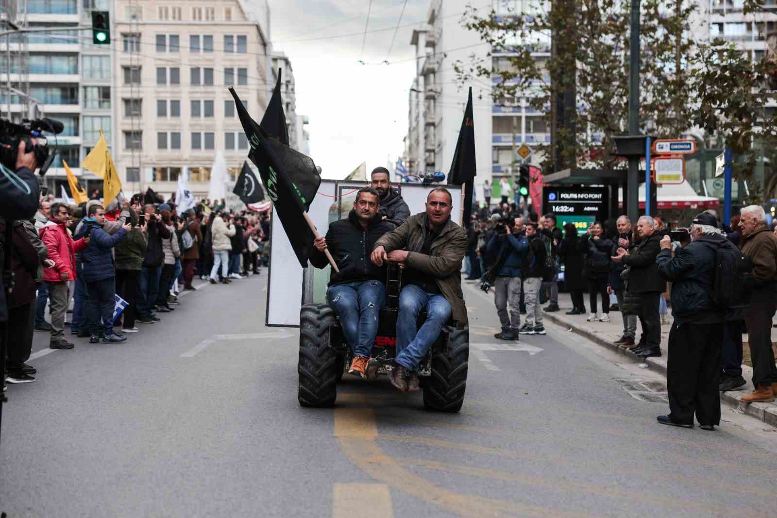Atina’da çiftçilerden, parlamento binası önünde traktörlü protesto
