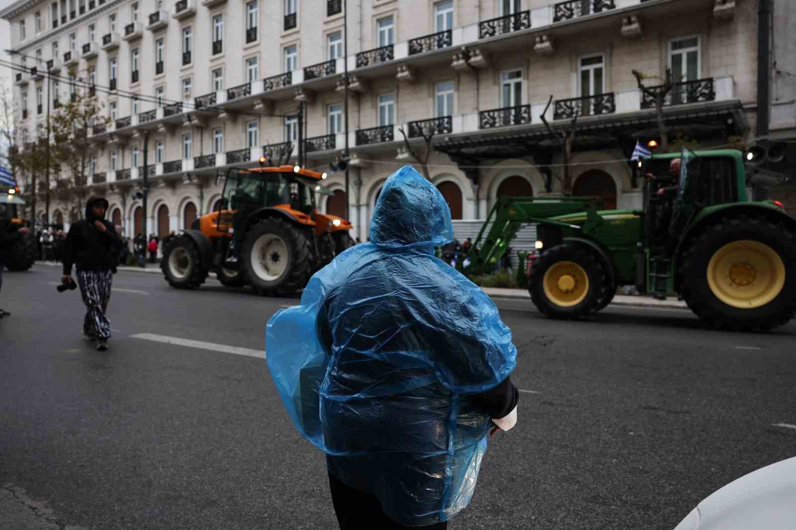 Atina’da çiftçilerden, parlamento binası önünde traktörlü protesto
