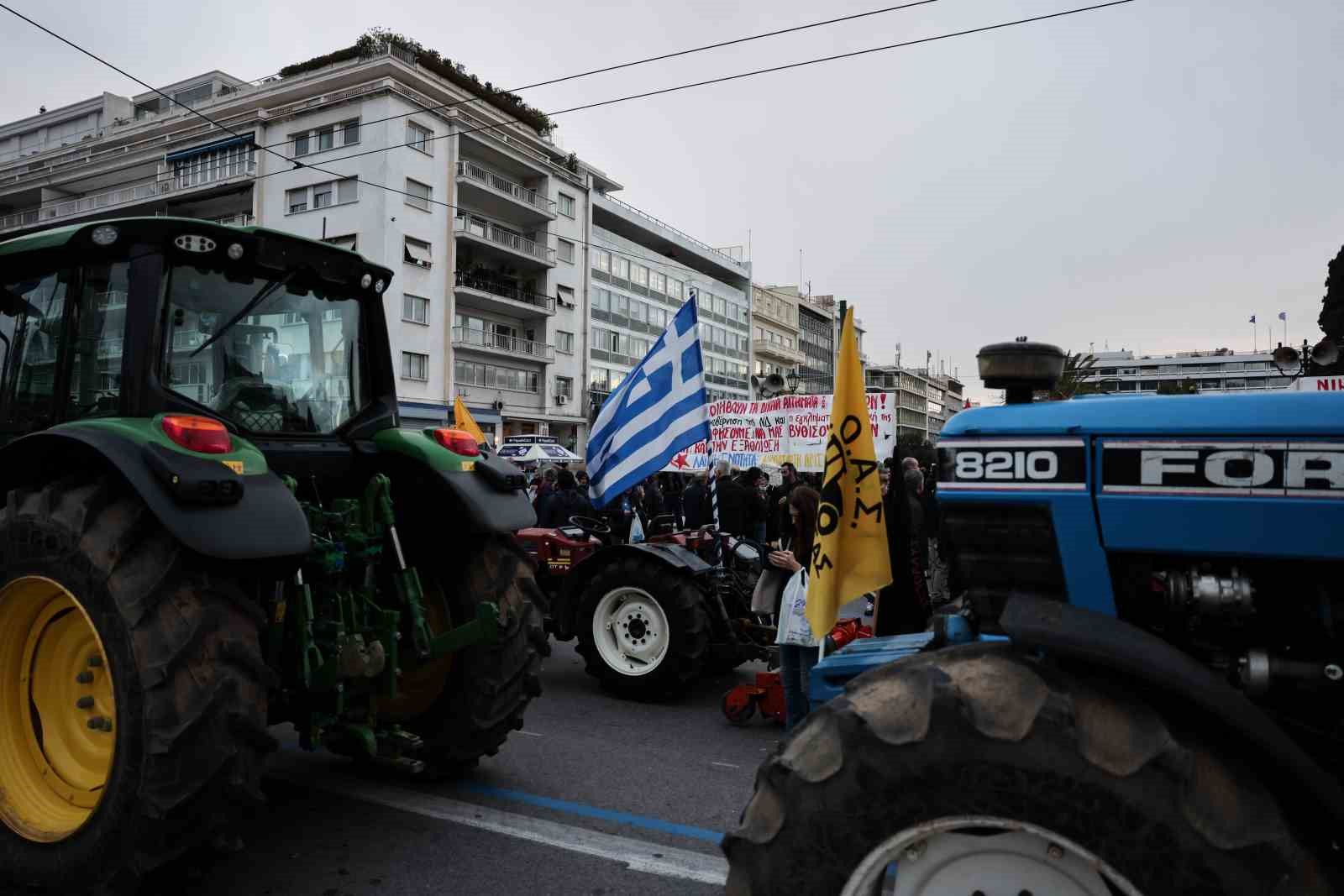 Atina’da çiftçilerden, parlamento binası önünde traktörlü protesto
