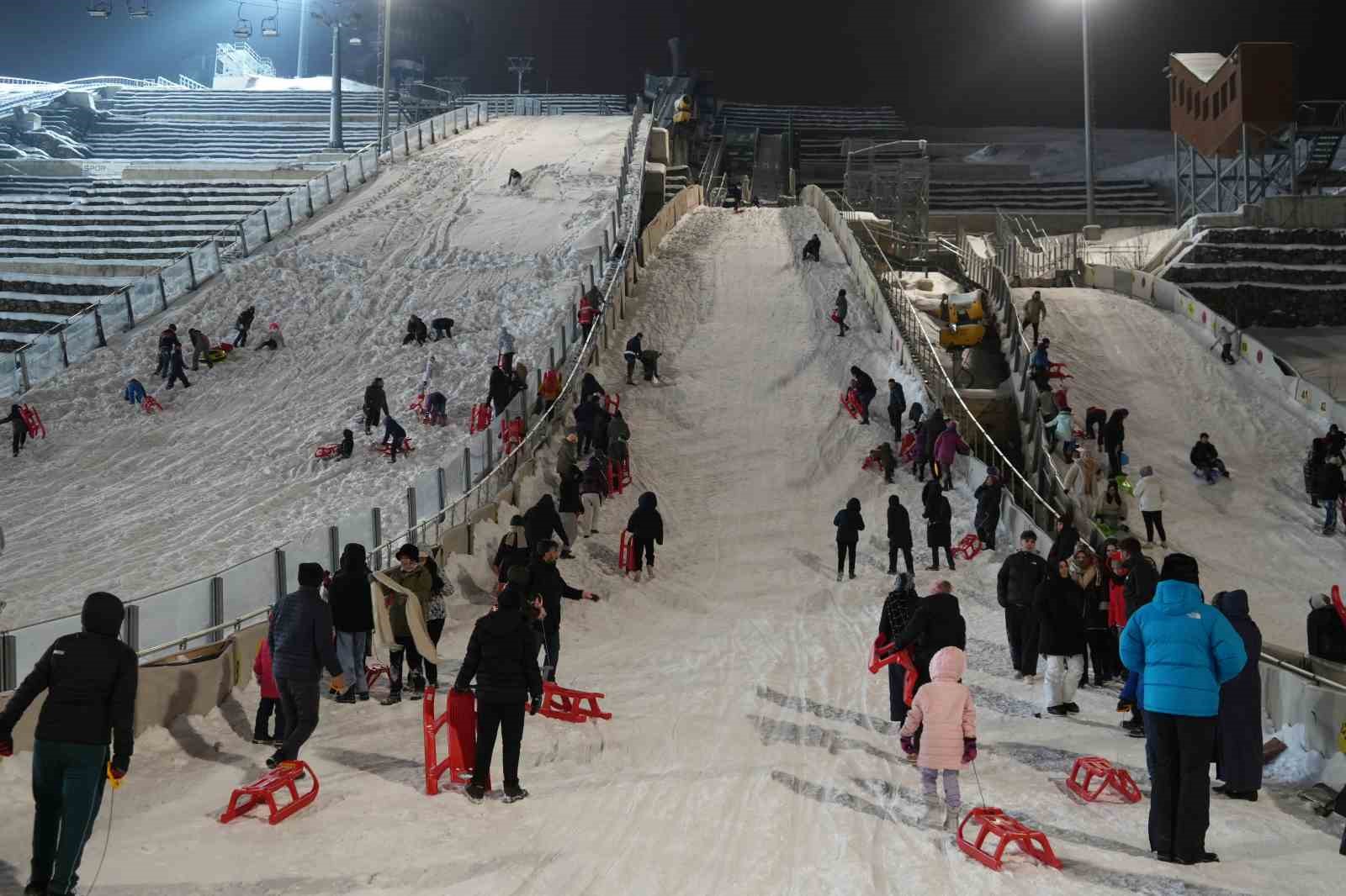 Atlama kuleleri pistinde kızak keyfi
