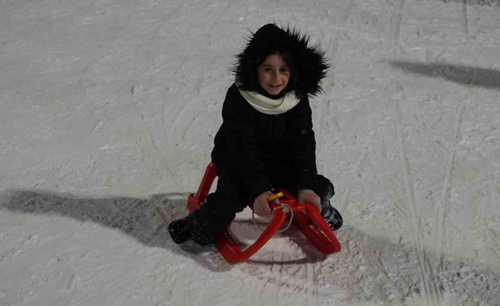 Atlama kuleleri pistinde kızak keyfi
