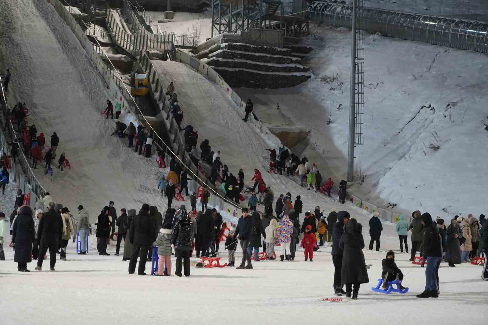 Atlama kuleleri pistinde kızak keyfi
