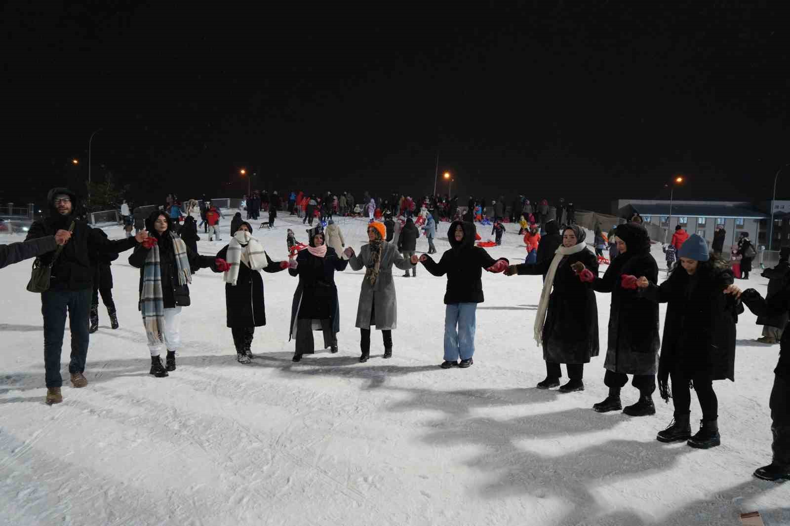 Atlama kuleleri pistinde kızak keyfi
