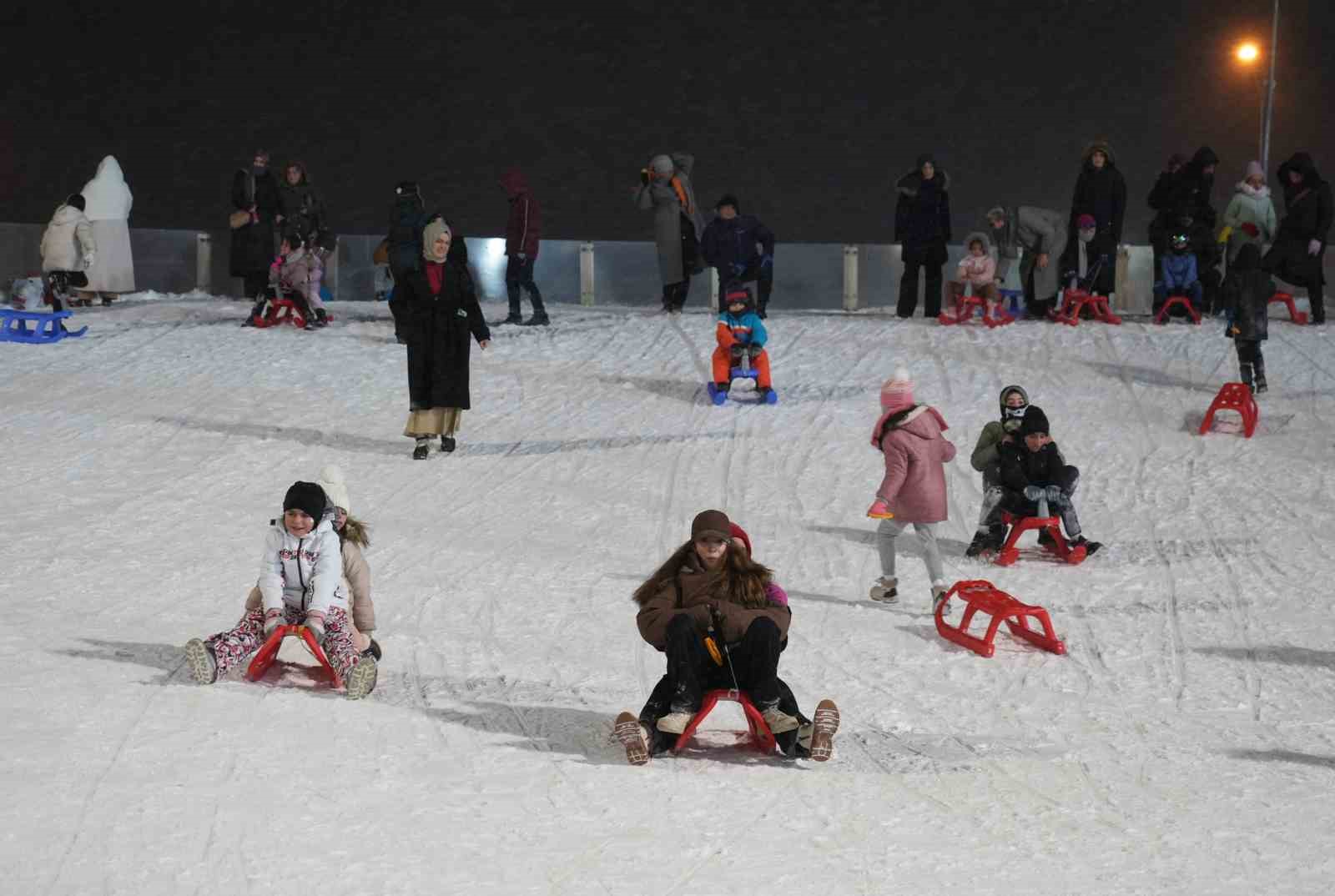 Atlama kuleleri pistinde kızak keyfi
