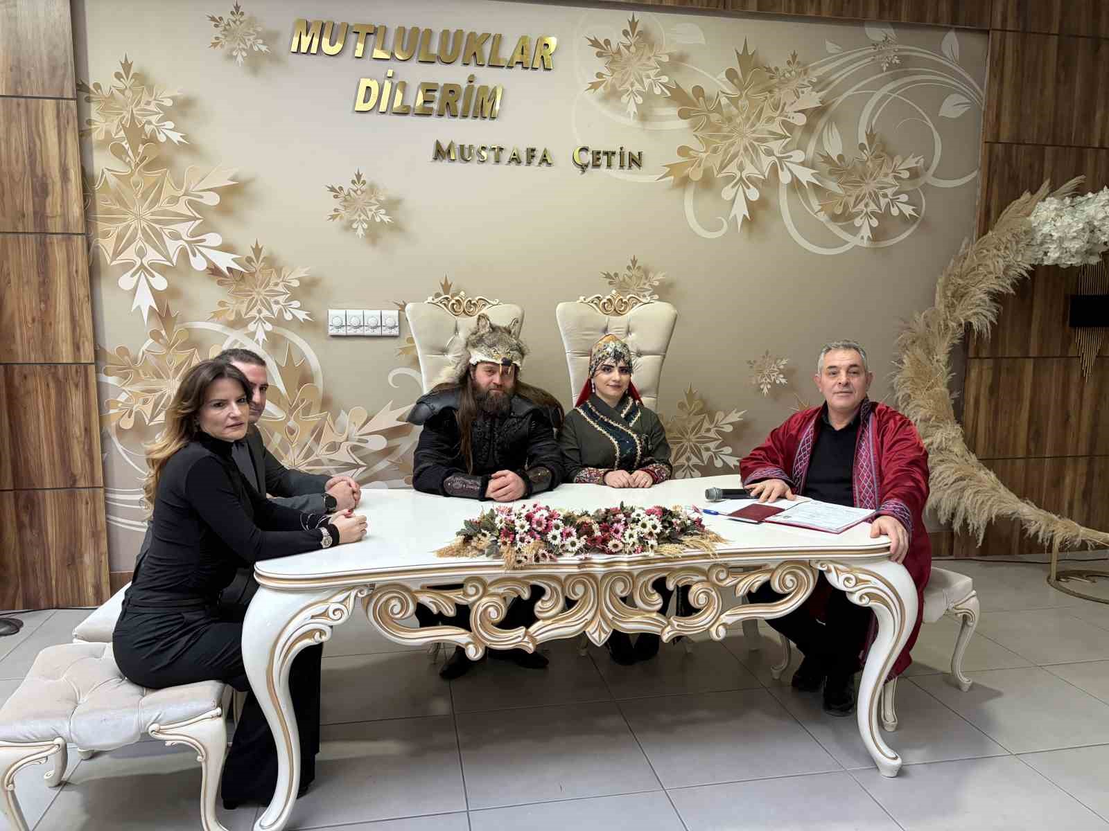 Atlarla geldiler: Film kostümüyle masal gibi nikah
