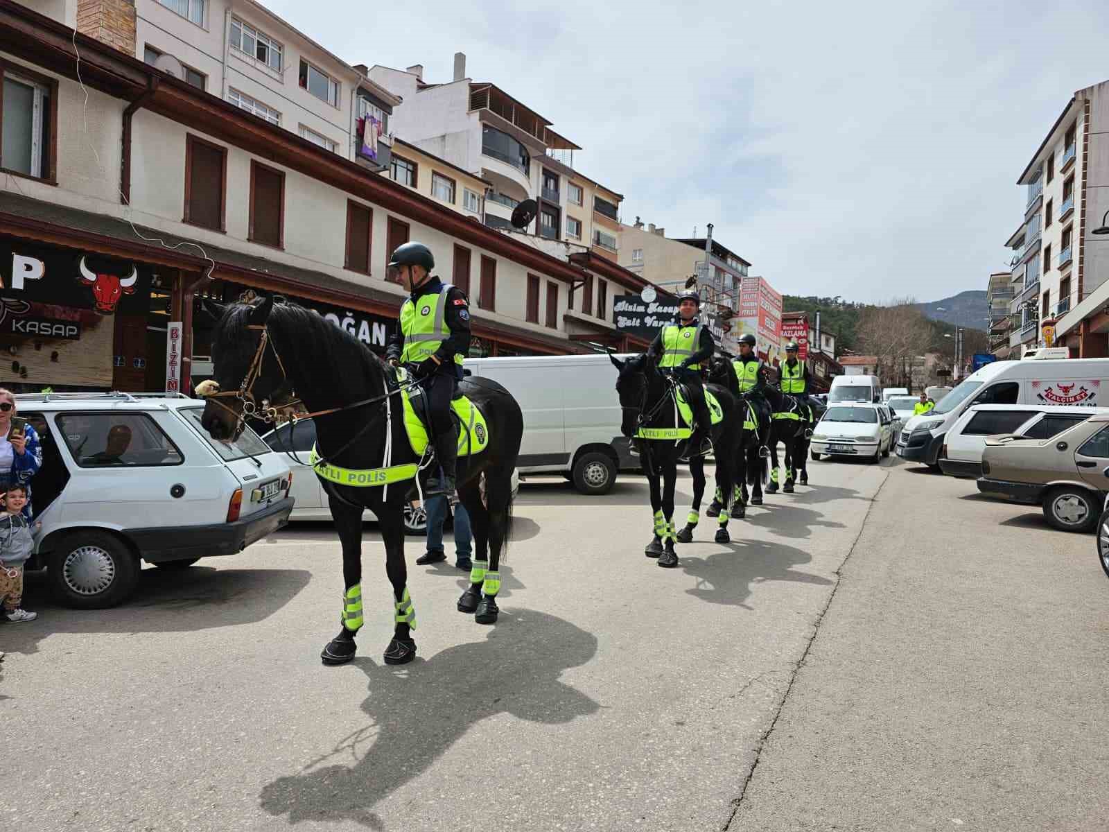 Atlı Polis ekiplerine Kızılcahamam’da yoğun ilgi
