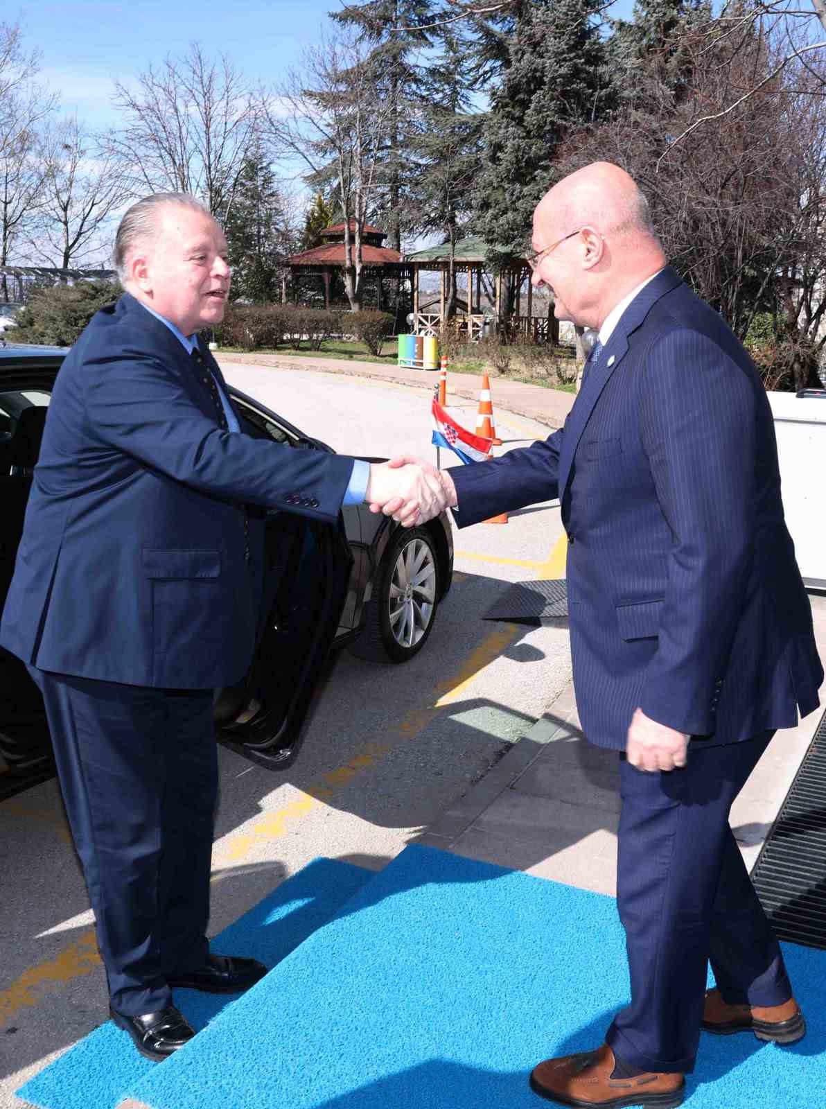 ATO Başkanı Baran: "Hırvatistan ile ticaret hacmimizi 5 milyar dolara taşımayı hedefliyoruz"
ATO Başkanı Baran: "Hırvatistan ile ticaret hacmimizi 5 milyar dolara taşımayı hedefliyoruz"