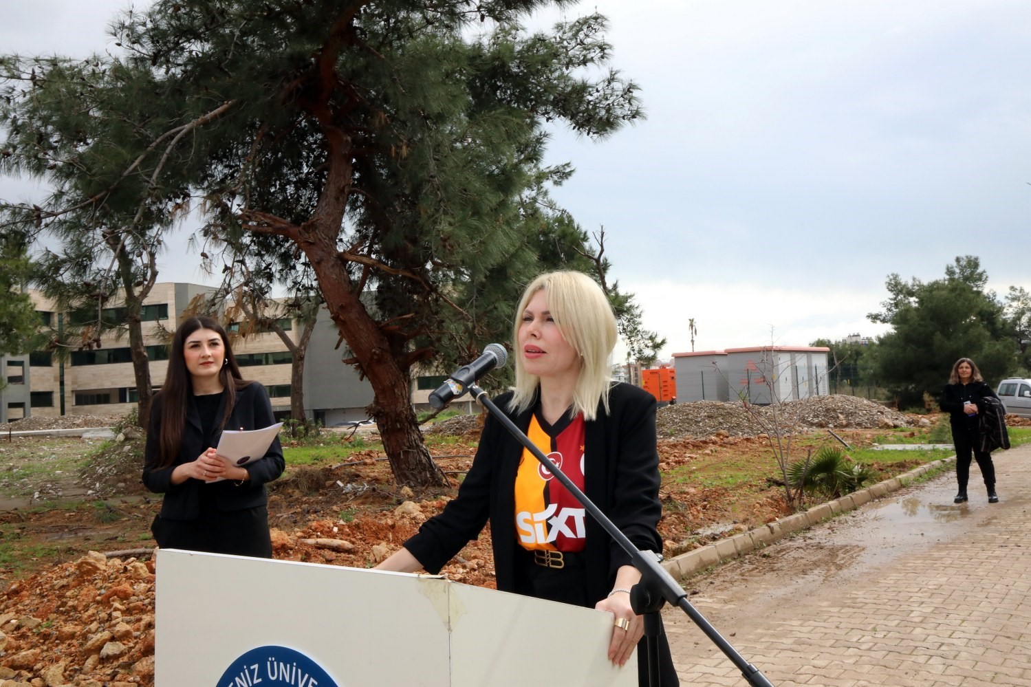 AÜ İlahiyat Fakültesi bahçesine 100 ağaç dikildi
