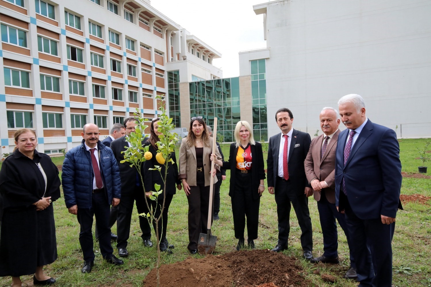 AÜ İlahiyat Fakültesi bahçesine 100 ağaç dikildi
