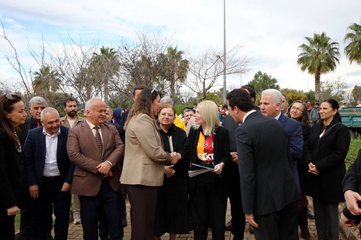 AÜ Rektörü Prof. Dr. Özkan, ağaç dikimine Galatasaray formasıyla gelip, Fenerbahçe’ye başarı diledi
AÜ Rektörü Prof. Dr. Özkan, ağaç dikimine Galatasaray formasıyla gelip, Fenerbahçe’ye başarı diledi