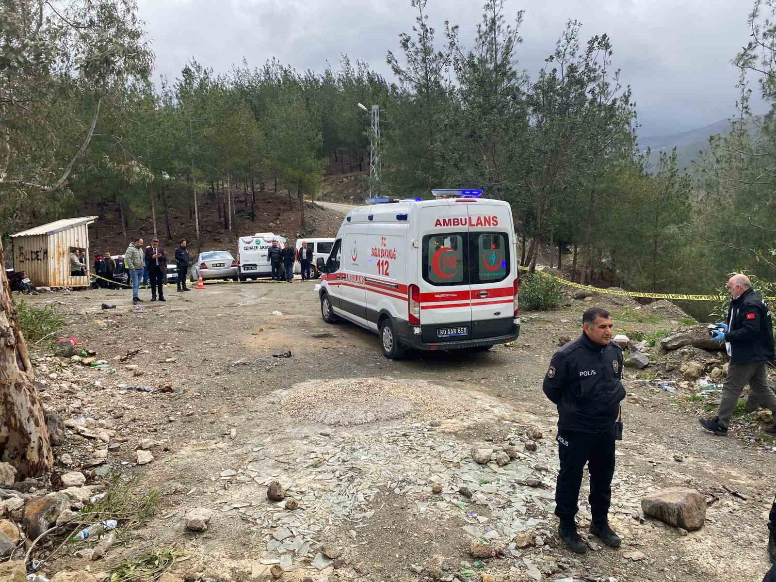 Av tüfeğiyle eski eşini öldürüp, intihar etti
