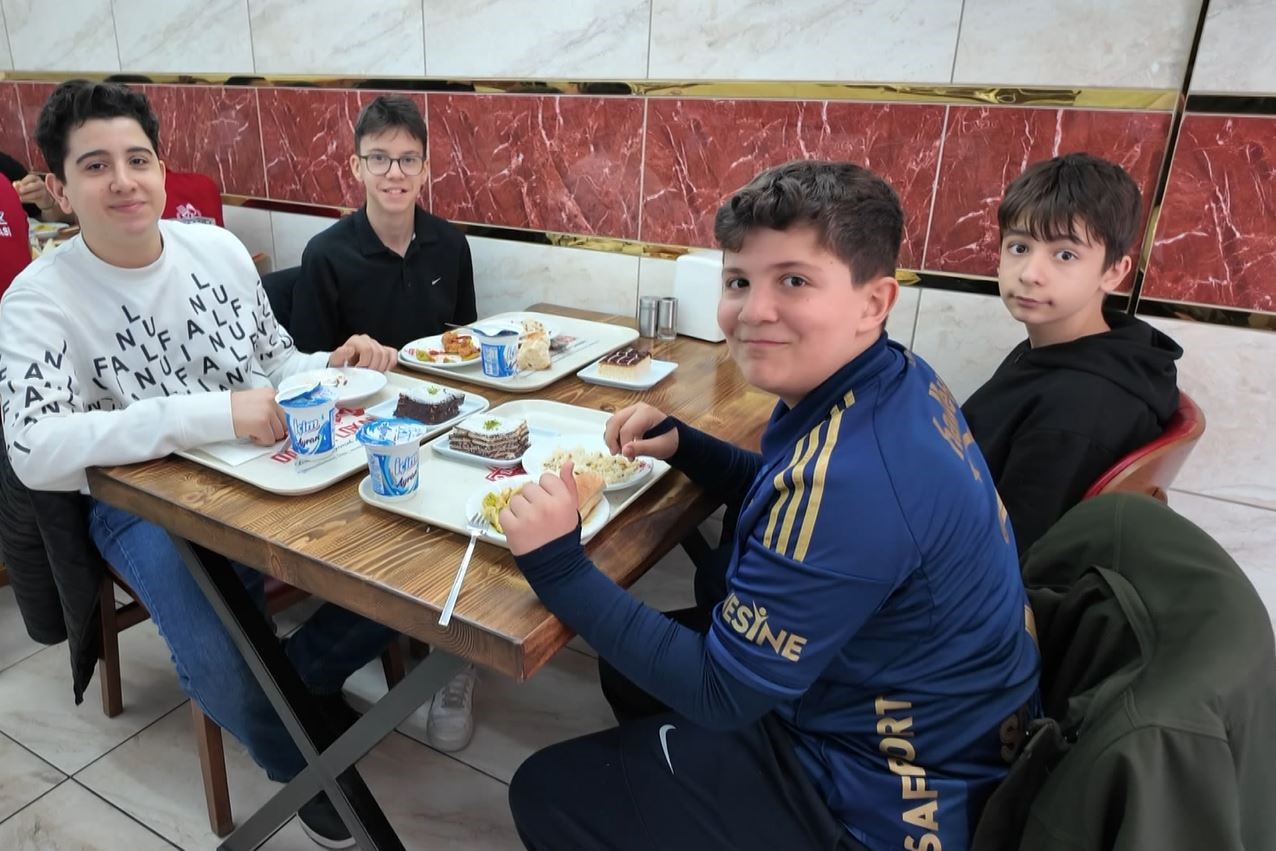 Avcılar’da bir esnaf 23 Nisan dolayısıyla çocuklara ücretsiz yemek ikram etti
