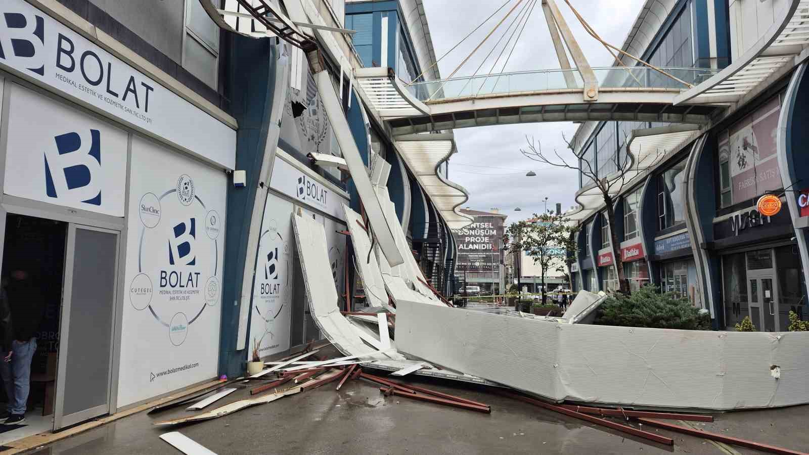 Avcılar’da fırtına iş yerinin çatısını uçurdu

