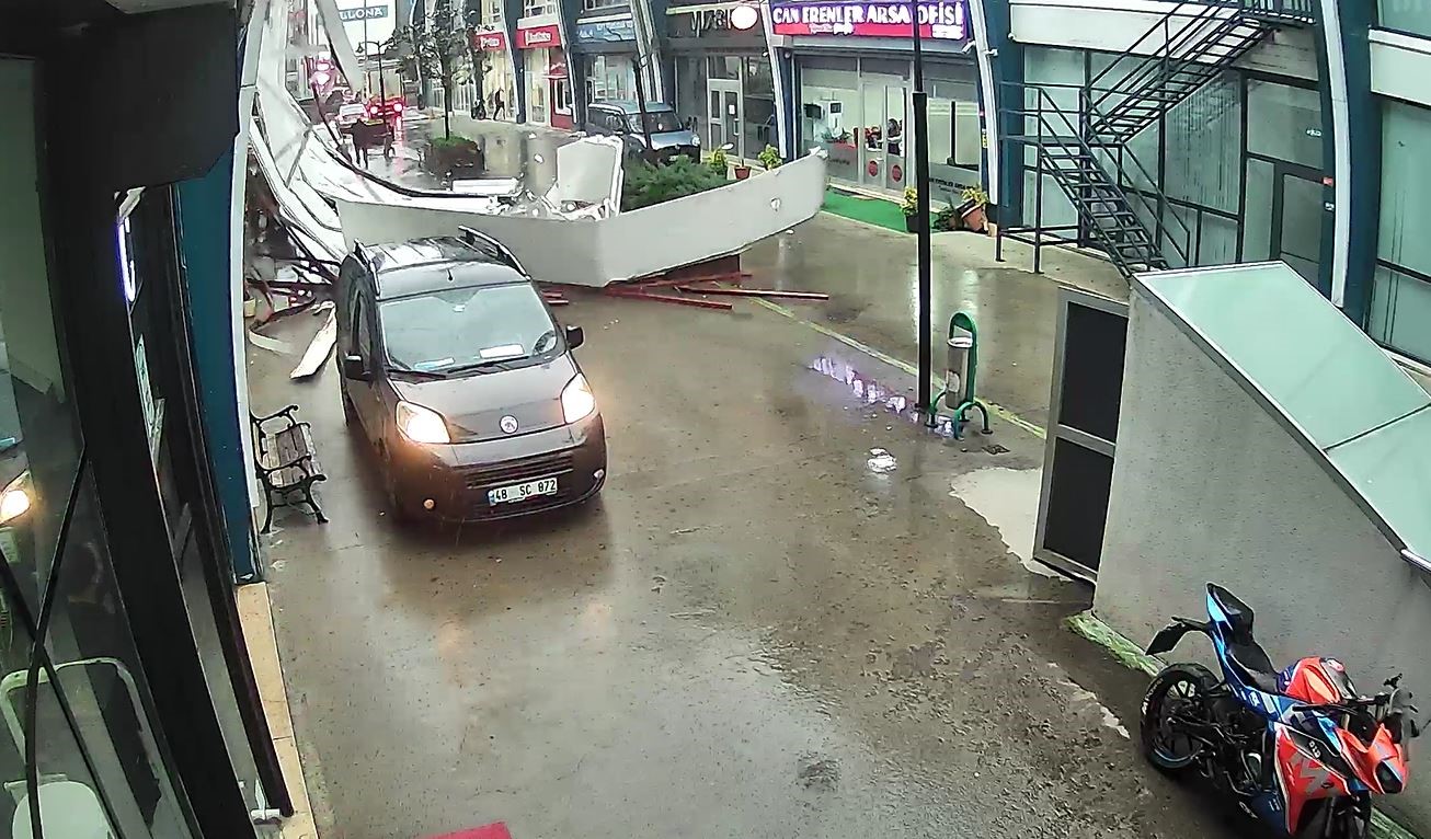 Avcılar’da fırtına iş yerinin çatısının uçma anı kamerada
