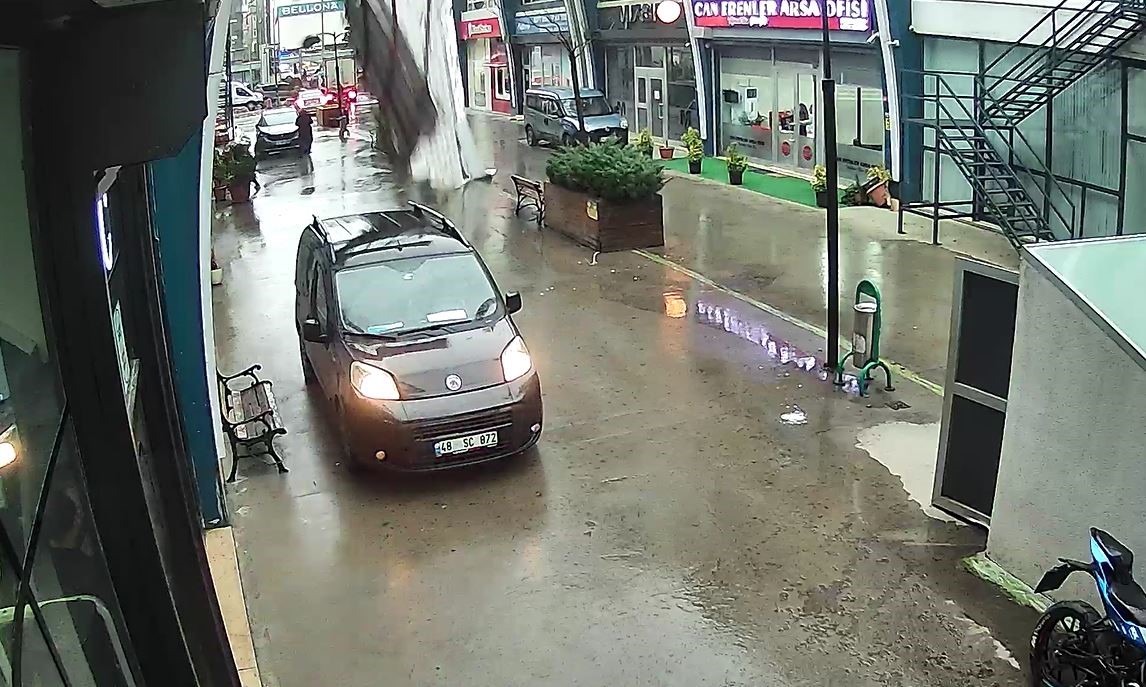 Avcılar’da fırtına iş yerinin çatısının uçma anı kamerada
