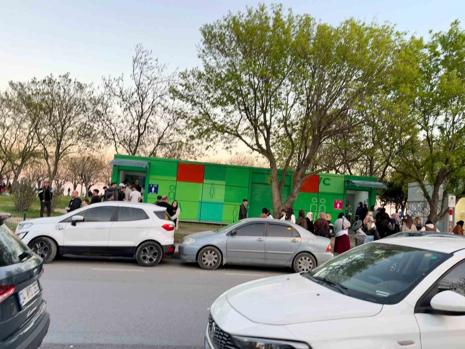 Avcılar’da havaların ısınmasını fırsat bilen vatandaşlar sahile akın etti
