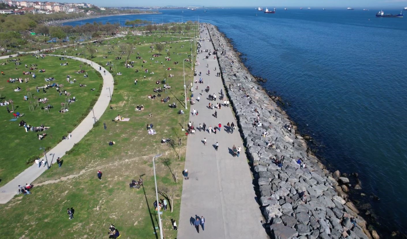 Avcılar’da havaların ısınmasını fırsat bilen vatandaşlar sahile akın etti
