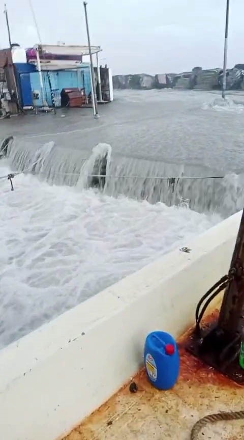 Avcılar’da metrelerce yükselen dalgalar mendireği böyle aştı
