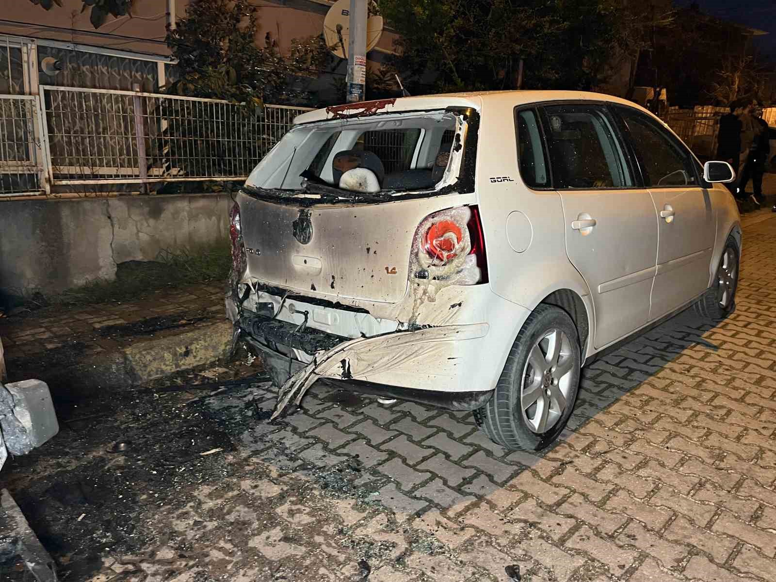 Avcılar’da park halindeki servis aracı alev alev yandı
