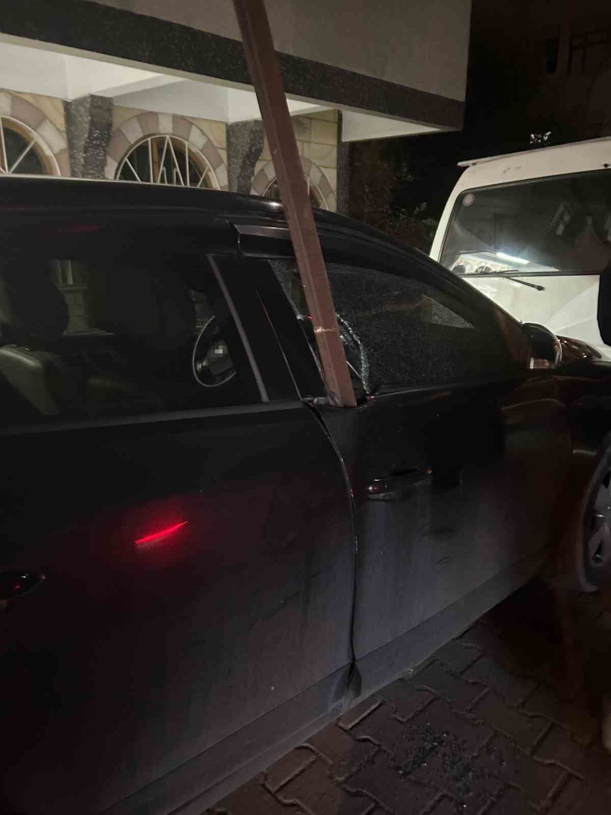 Avcılar’da şiddetli rüzgarda kopan 6 metrelik demir çubuk otomobile saplandı
