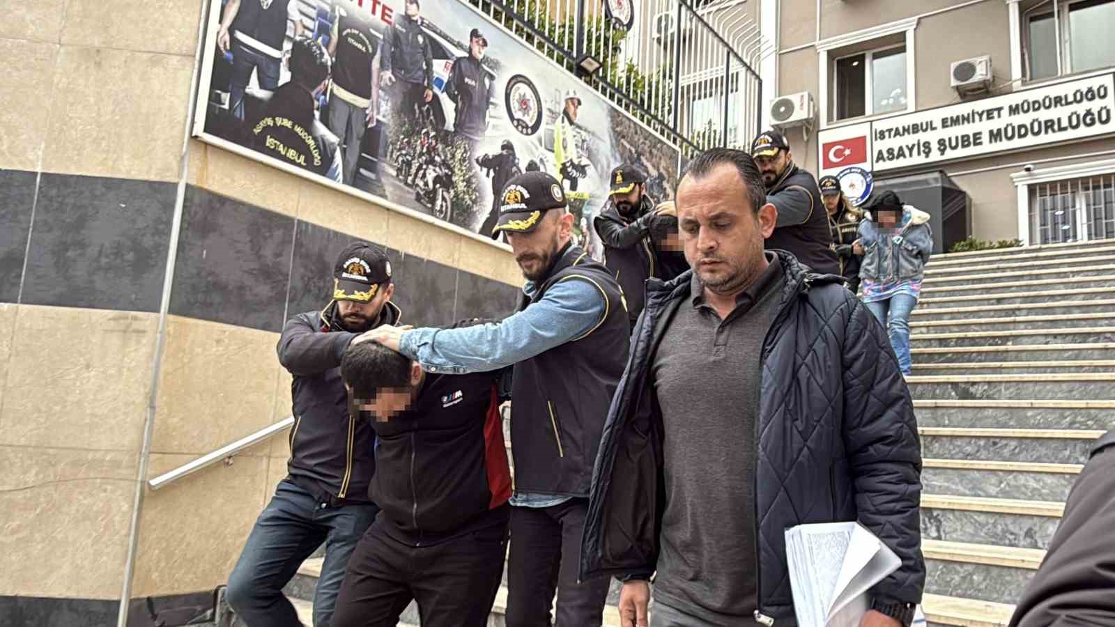 Avcılar’da tokatla başlayan tartışma cinayetle bitti: 1’i kadın 3 şüpheli gözaltına alındı
