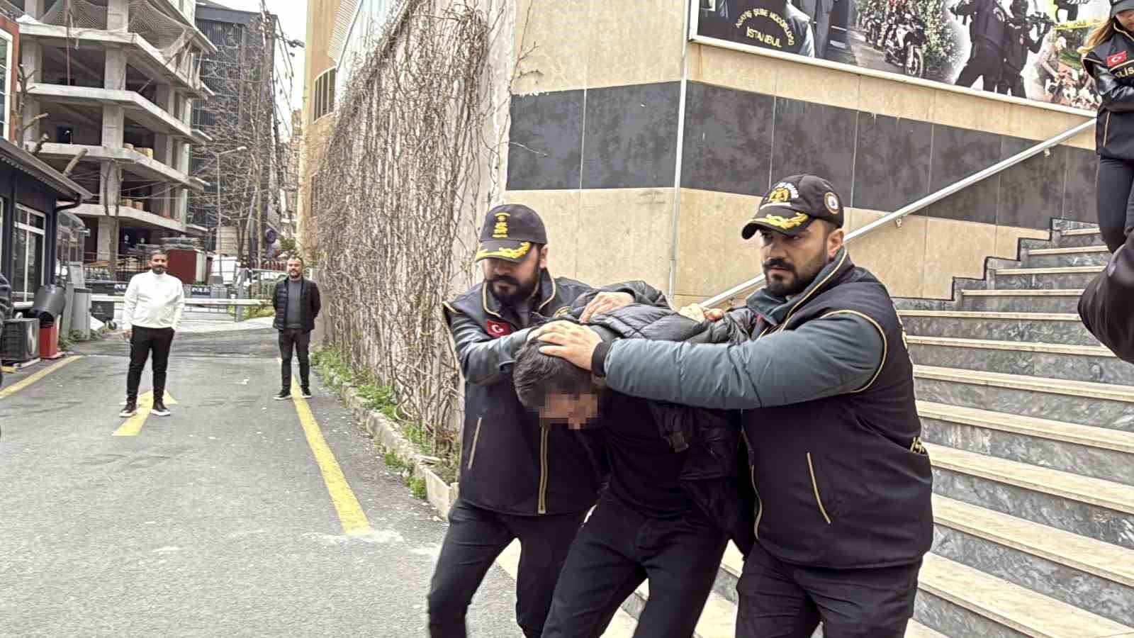 Avcılar’da tokatla başlayan tartışma cinayetle bitti: 1’i kadın 3 şüpheli gözaltına alındı
