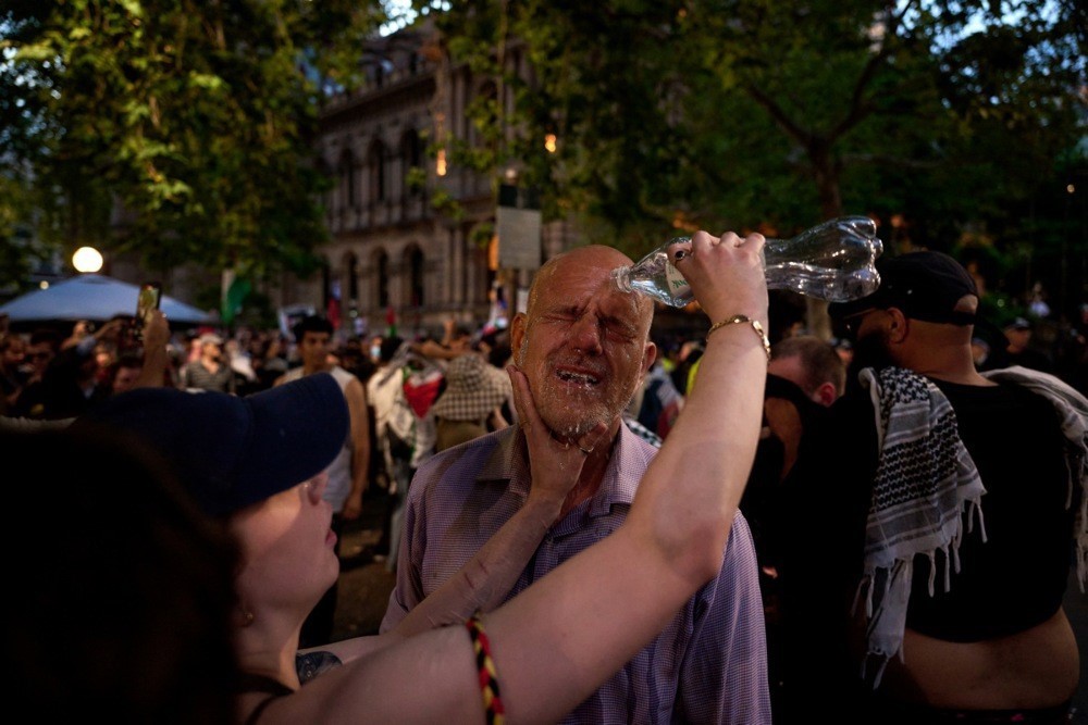 Avustralya polisinden namaz kılan Filistin yanlısı protestoculara sert müdahale
