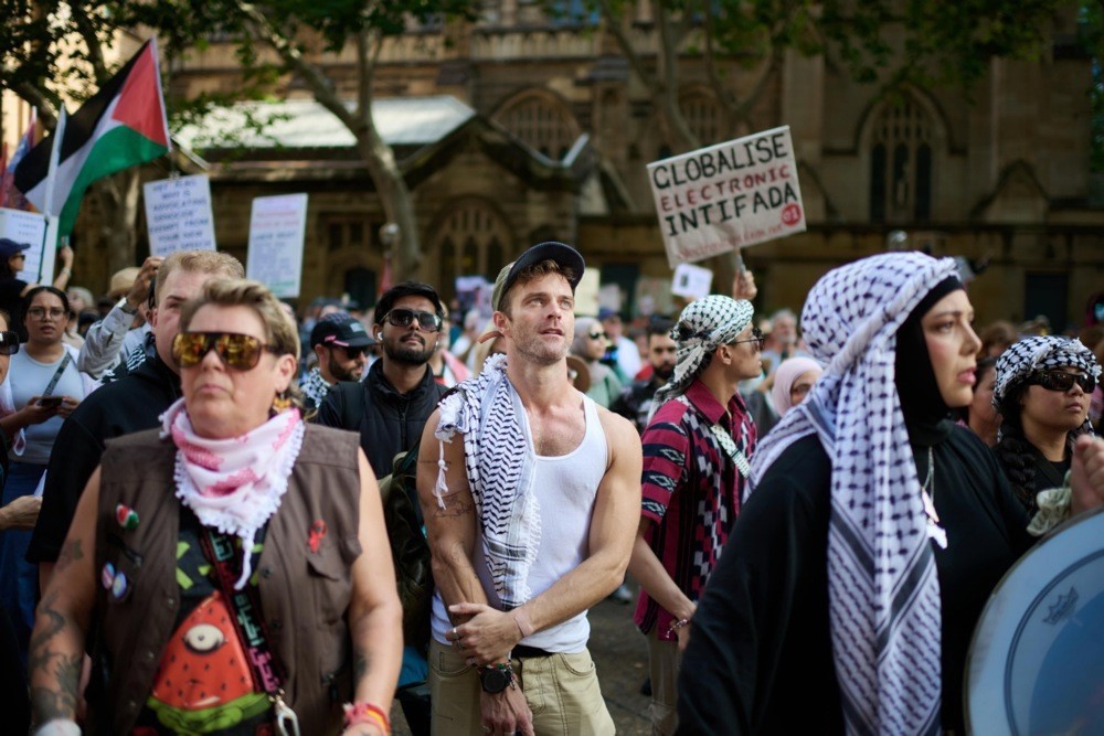 Avustralya polisinden namaz kılan Filistin yanlısı protestoculara sert müdahale
