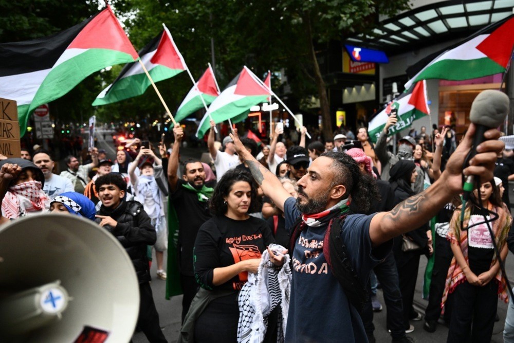 Avustralya polisinden namaz kılan Filistin yanlısı protestoculara sert müdahale
