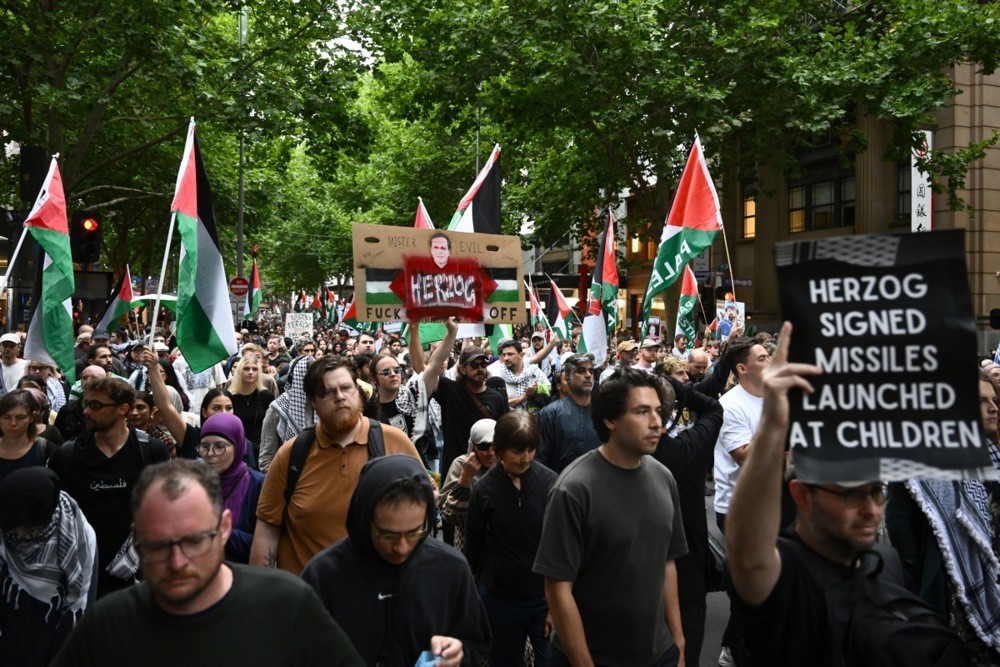 Avustralya polisinden namaz kılan Filistin yanlısı protestoculara sert müdahale
