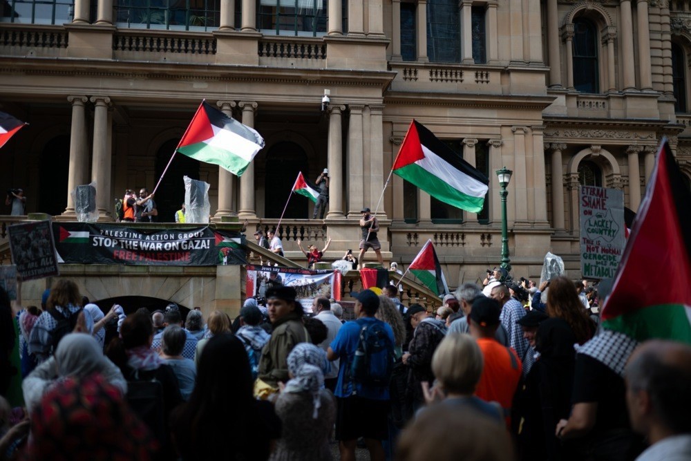 Avustralya polisinden namaz kılan Filistin yanlısı protestoculara sert müdahale
