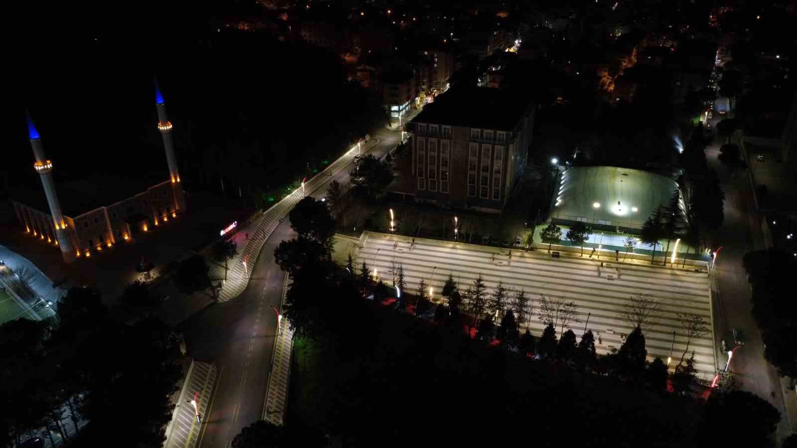 Ay-yıldızlı ışıklar Demirci’yi aydınlattı
