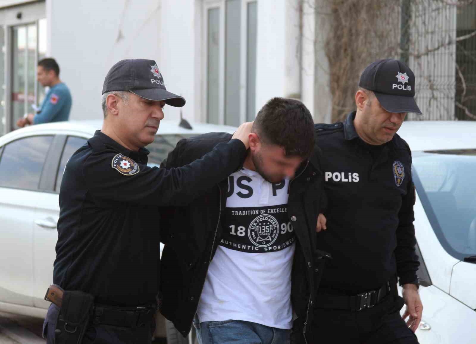 Ayağıyla araç sürdü: Ev hapsi ve her türlü motorlu araç kullanmama cezası aldı
