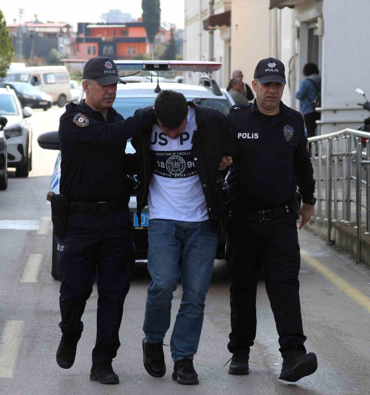 Ayağıyla araç sürdü: Ev hapsi ve her türlü motorlu araç kullanmama cezası aldı
