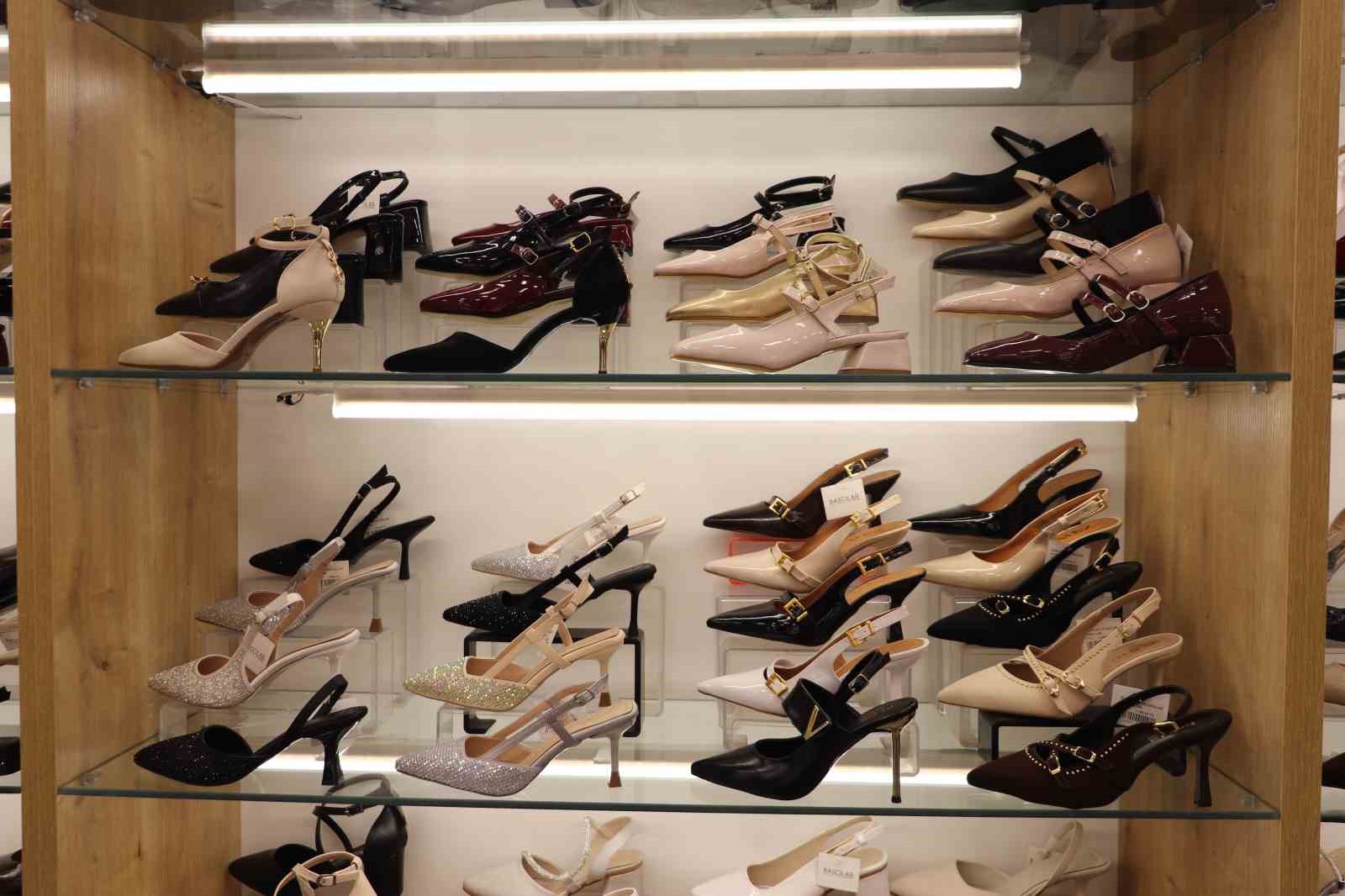 Ayakkabıcılarda kışlıklar raftan kalktı, yazlıklar geldi
