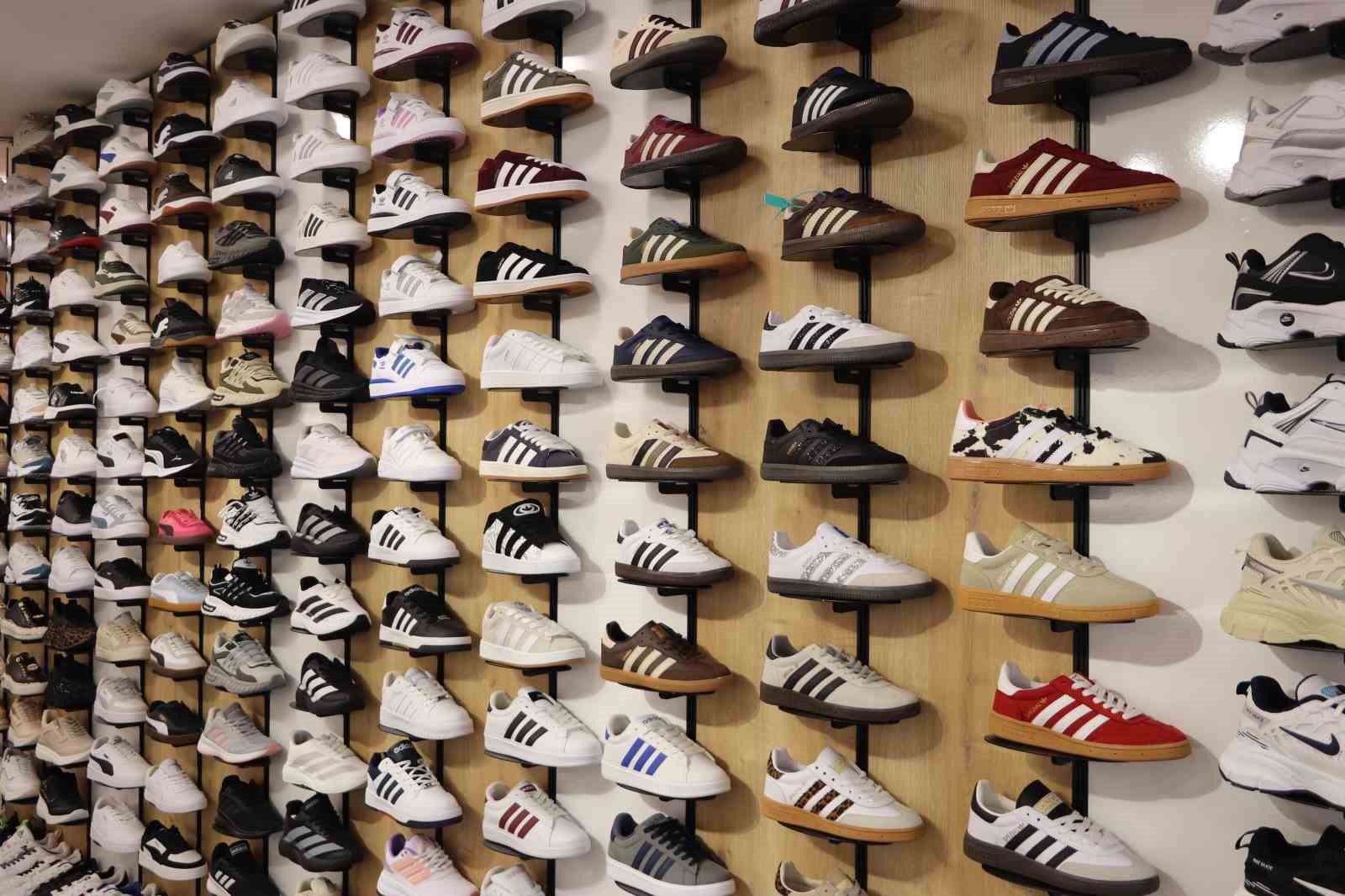 Ayakkabıcılarda kışlıklar raftan kalktı, yazlıklar geldi
