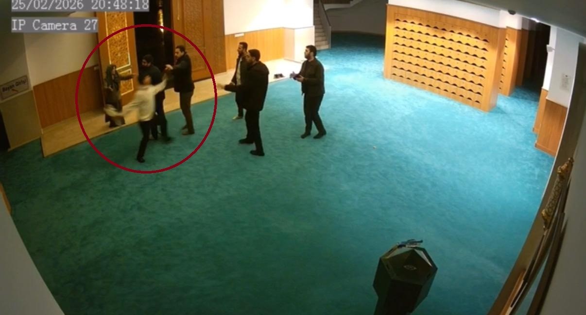 Ayakkabısının kaybolduğunu söyleyip cami görevlilerine saldırdı
