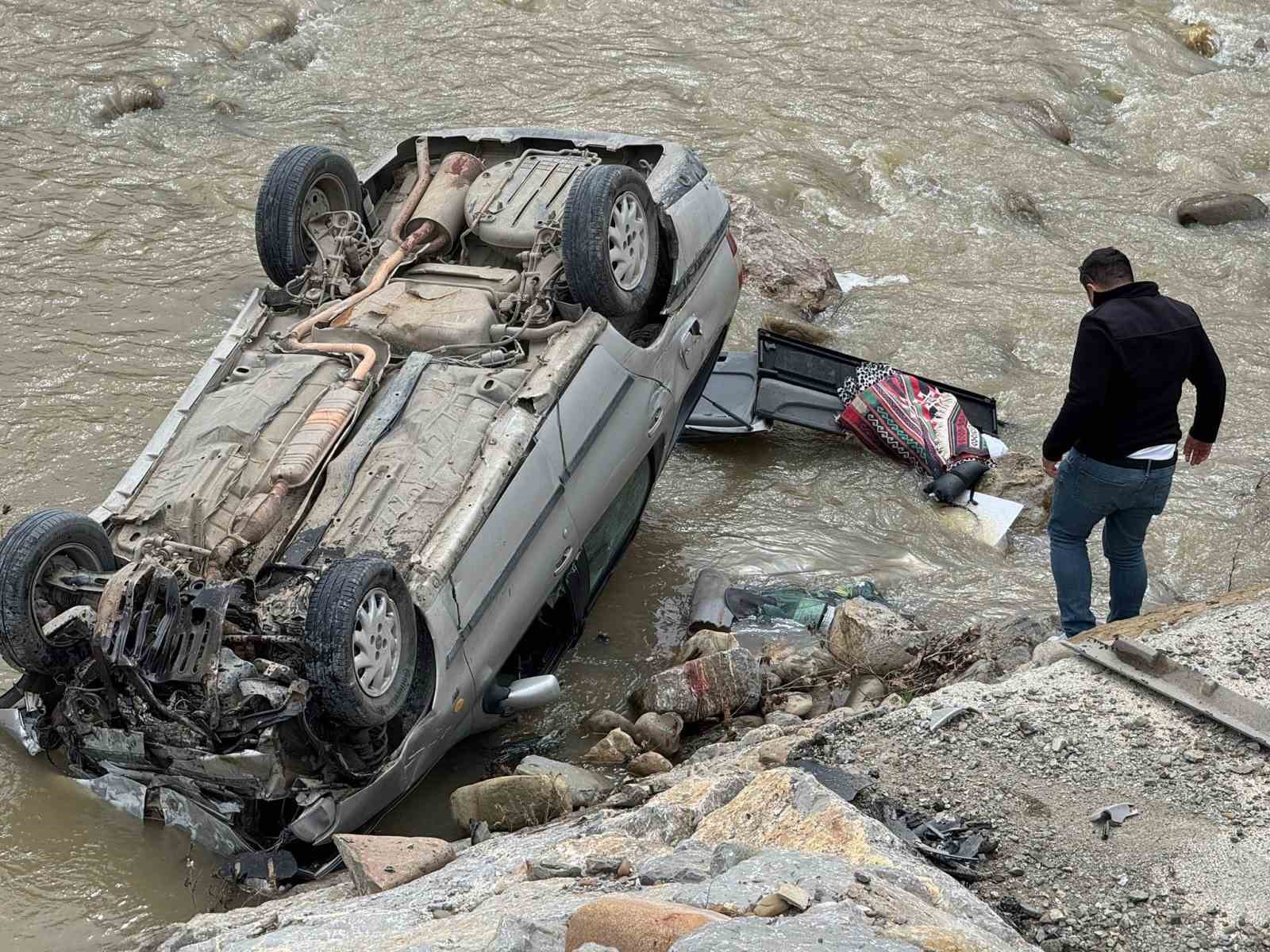 Ayancık’ta otomobil ırmağa uçtu: 1 yaralı
