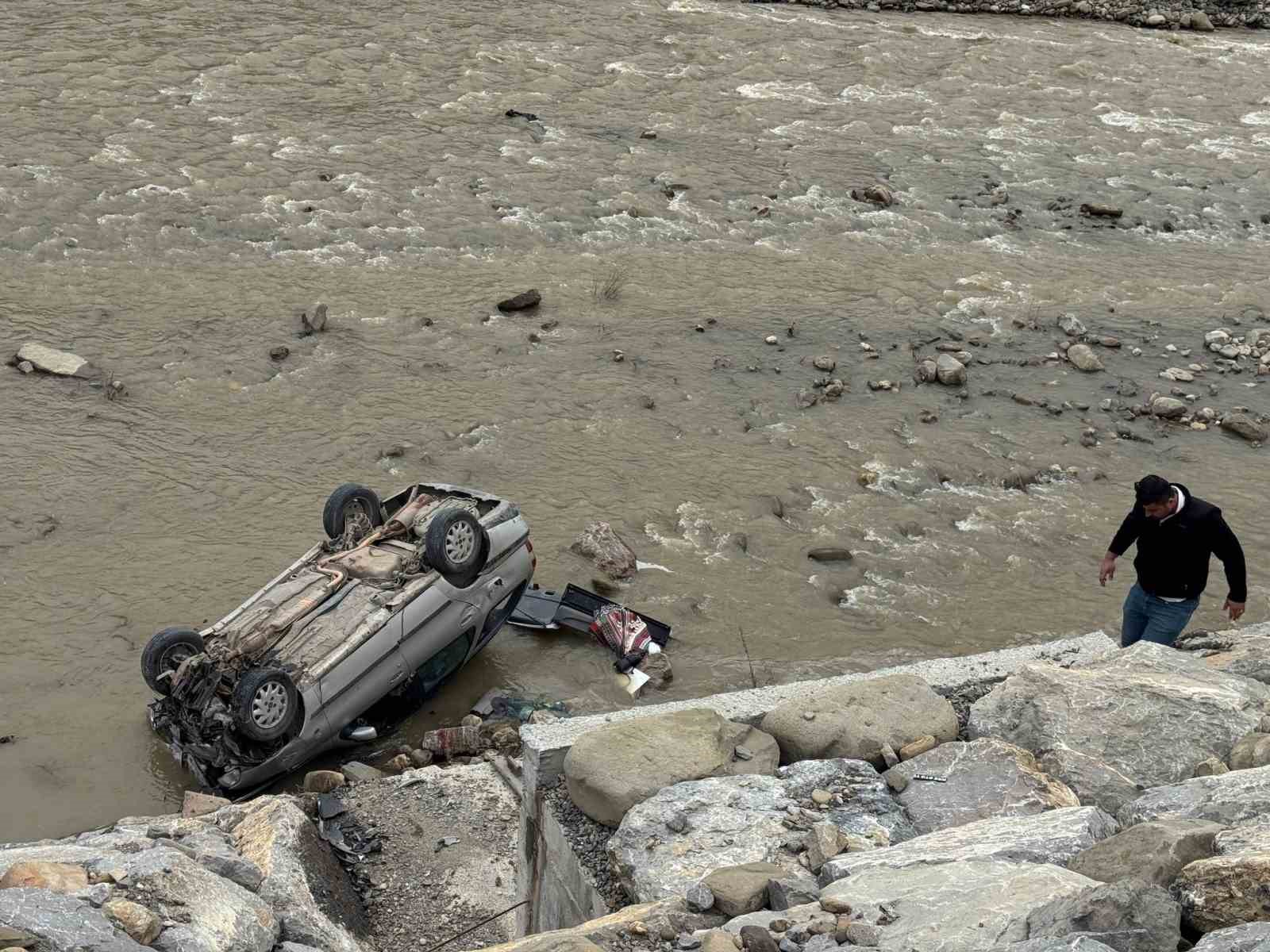 Ayancık’ta otomobil ırmağa uçtu: 1 yaralı
