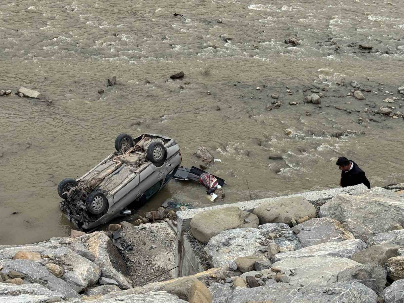 Ayancık’ta otomobil ırmağa uçtu: 1 yaralı
