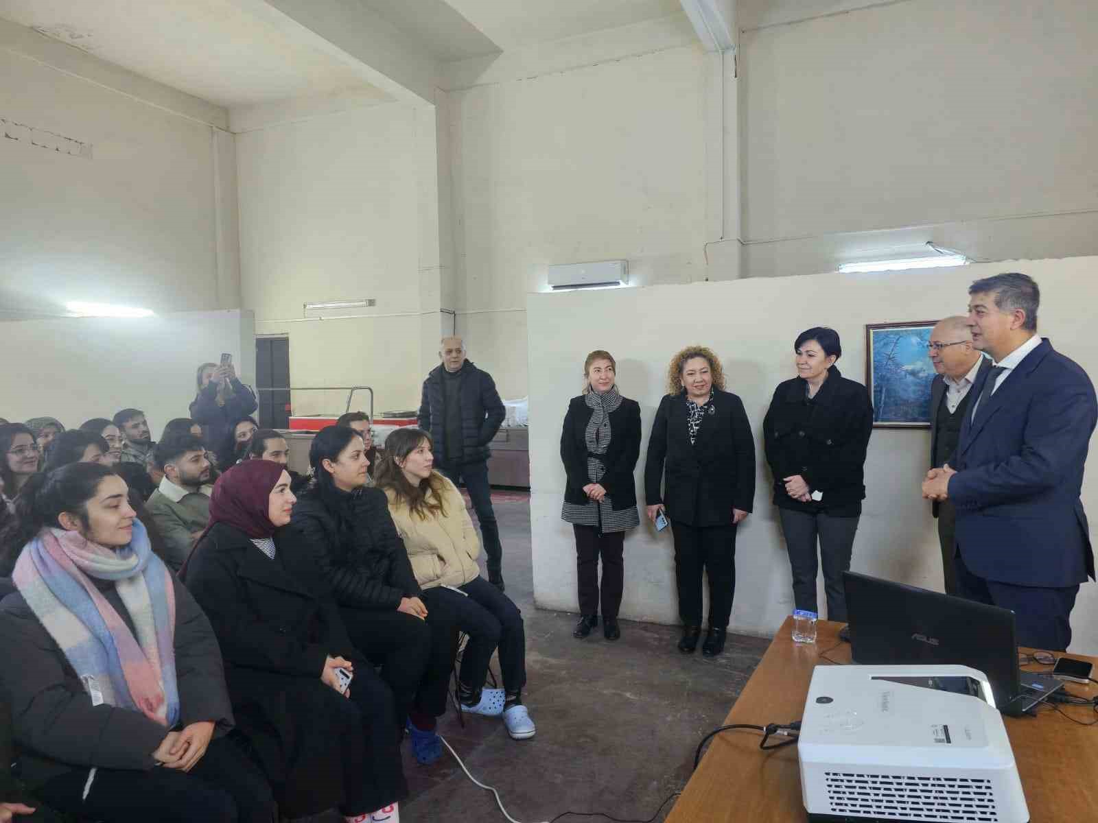 Aydın Atatürk Devlet Hastanesi’nde sağlık kadrosuna uyum eğitimi
Aydın Atatürk Devlet Hastanesi’nde sağlık kadrosuna uyum eğitimi