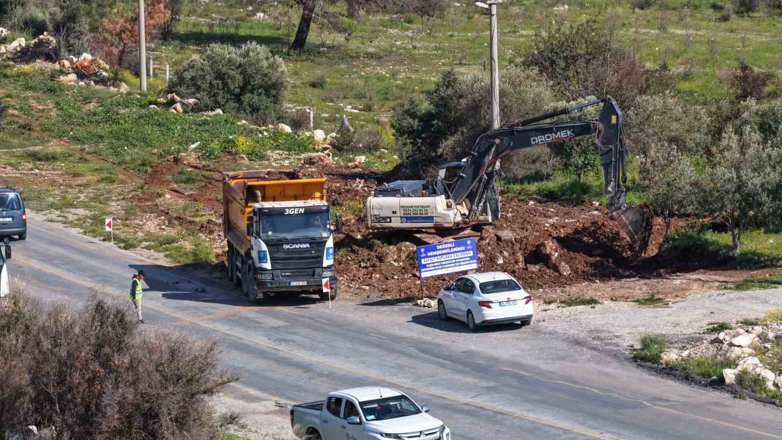 Aydın Büyükşehir, Akbük’te yol yenileme çalışmalarını sürdürüyor
