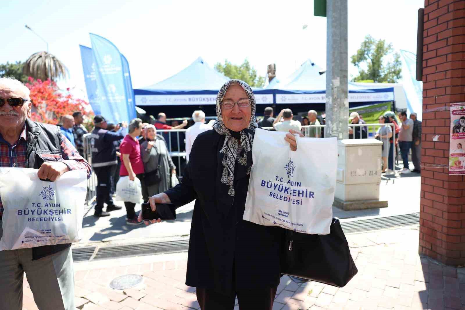 Aydın Büyükşehir Belediyesi binlerce fideyi Nazilli’de vatandaşlara dağıttı
