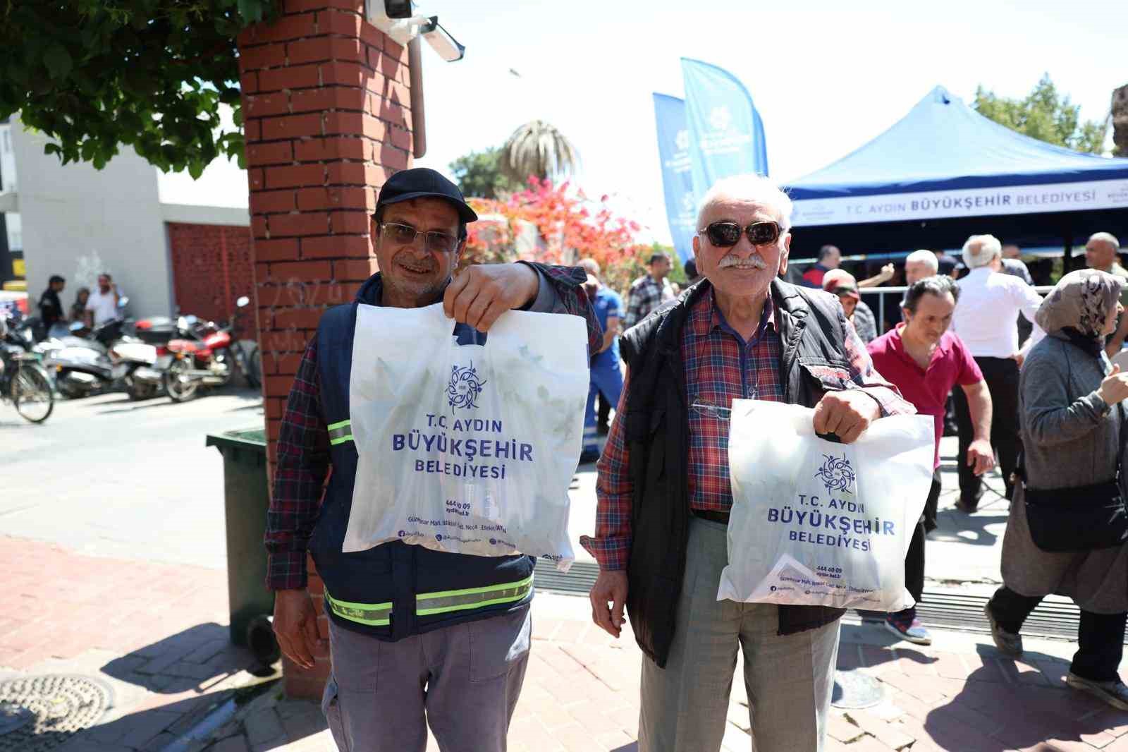Aydın Büyükşehir Belediyesi binlerce fideyi Nazilli’de vatandaşlara dağıttı
