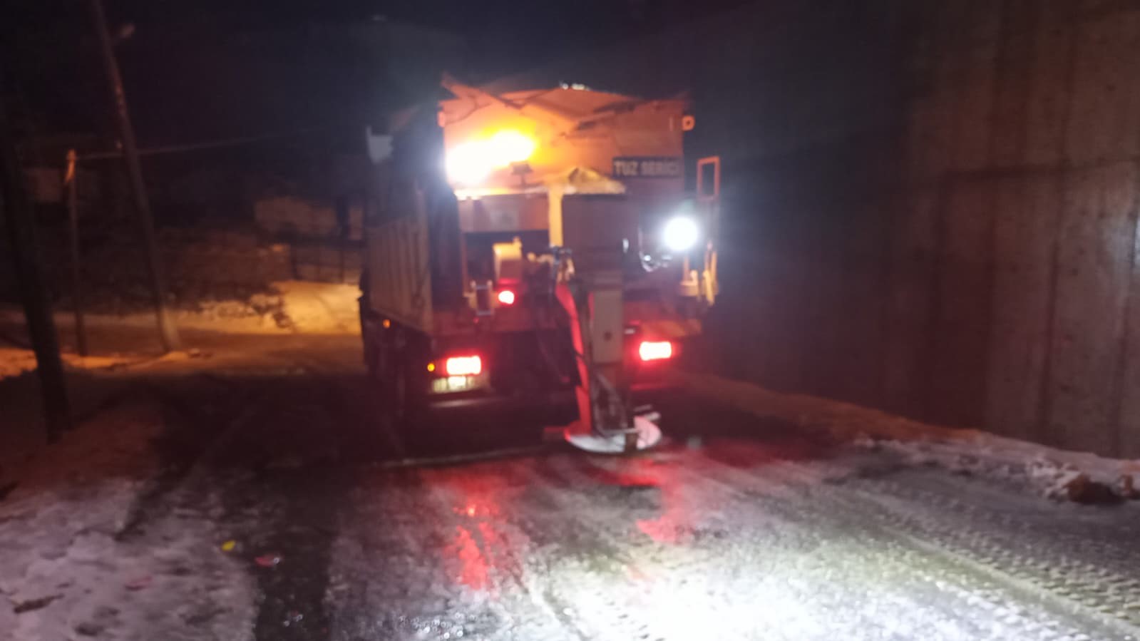 Aydın Büyükşehir Belediyesi ekiplerinden kar mesaisi
