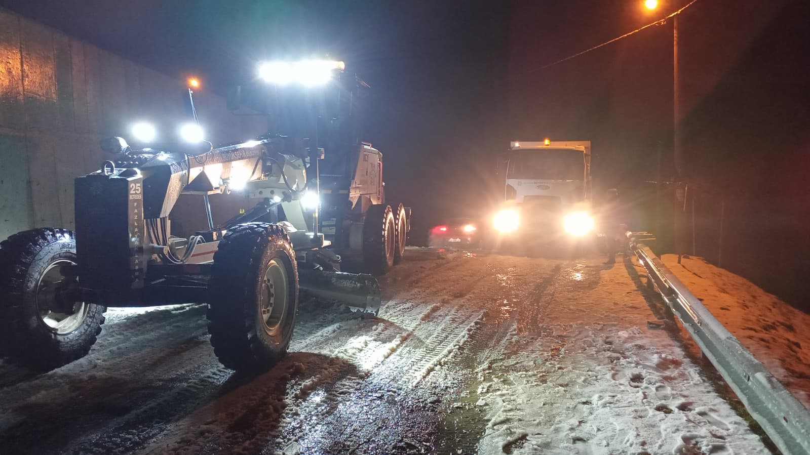 Aydın Büyükşehir Belediyesi ekiplerinden kar mesaisi
