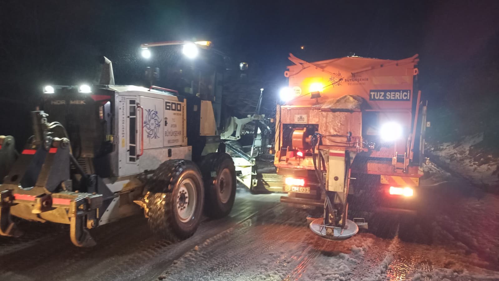 Aydın Büyükşehir Belediyesi ekiplerinden kar mesaisi
