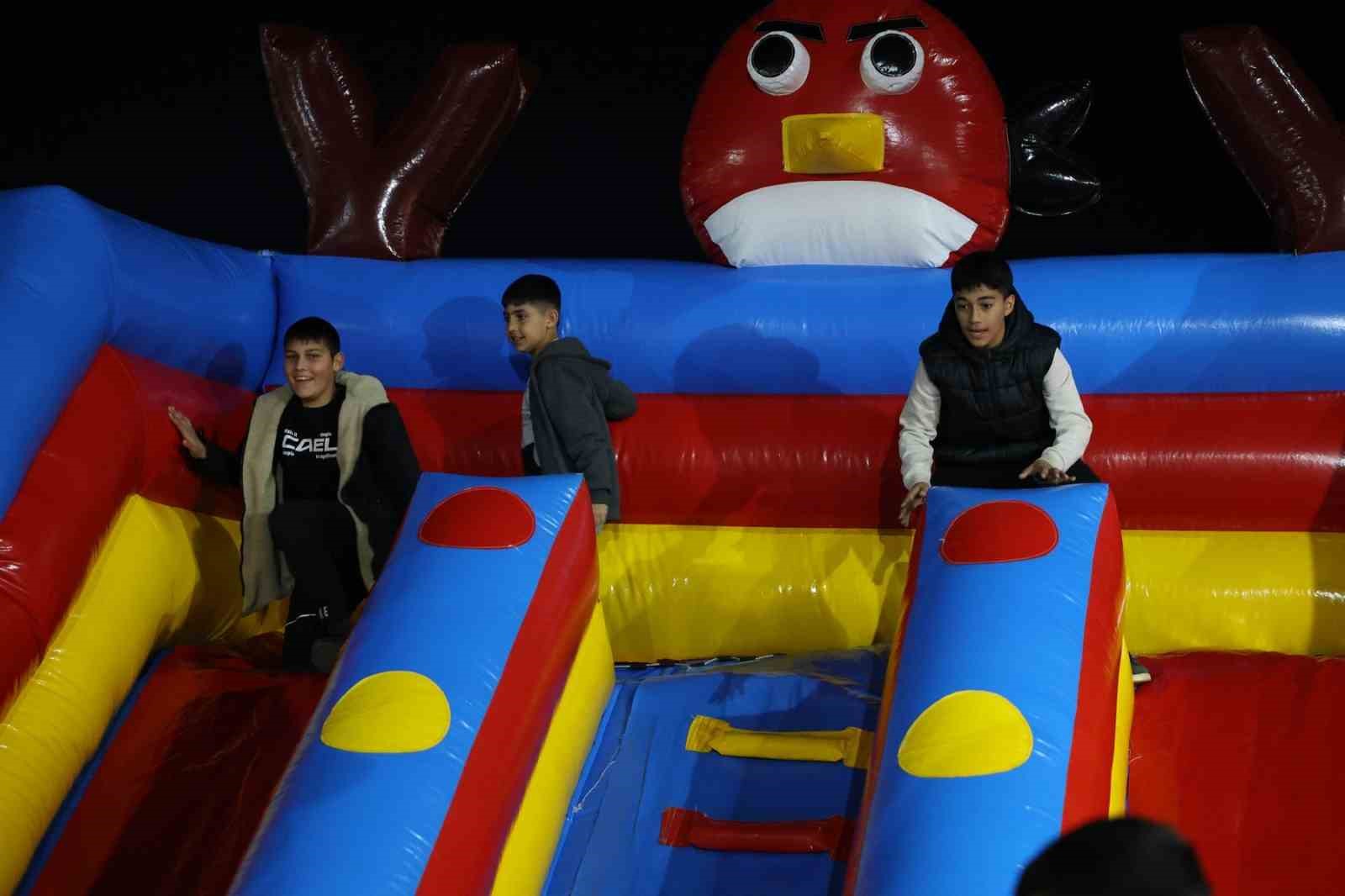 Aydın Büyükşehir Belediyesi, İncirliova’da vatandaşları Ramazan etkinlikleri ile buluşturdu
Aydın Büyükşehir Belediyesi, İncirliova’da vatandaşları Ramazan etkinlikleri ile buluşturdu