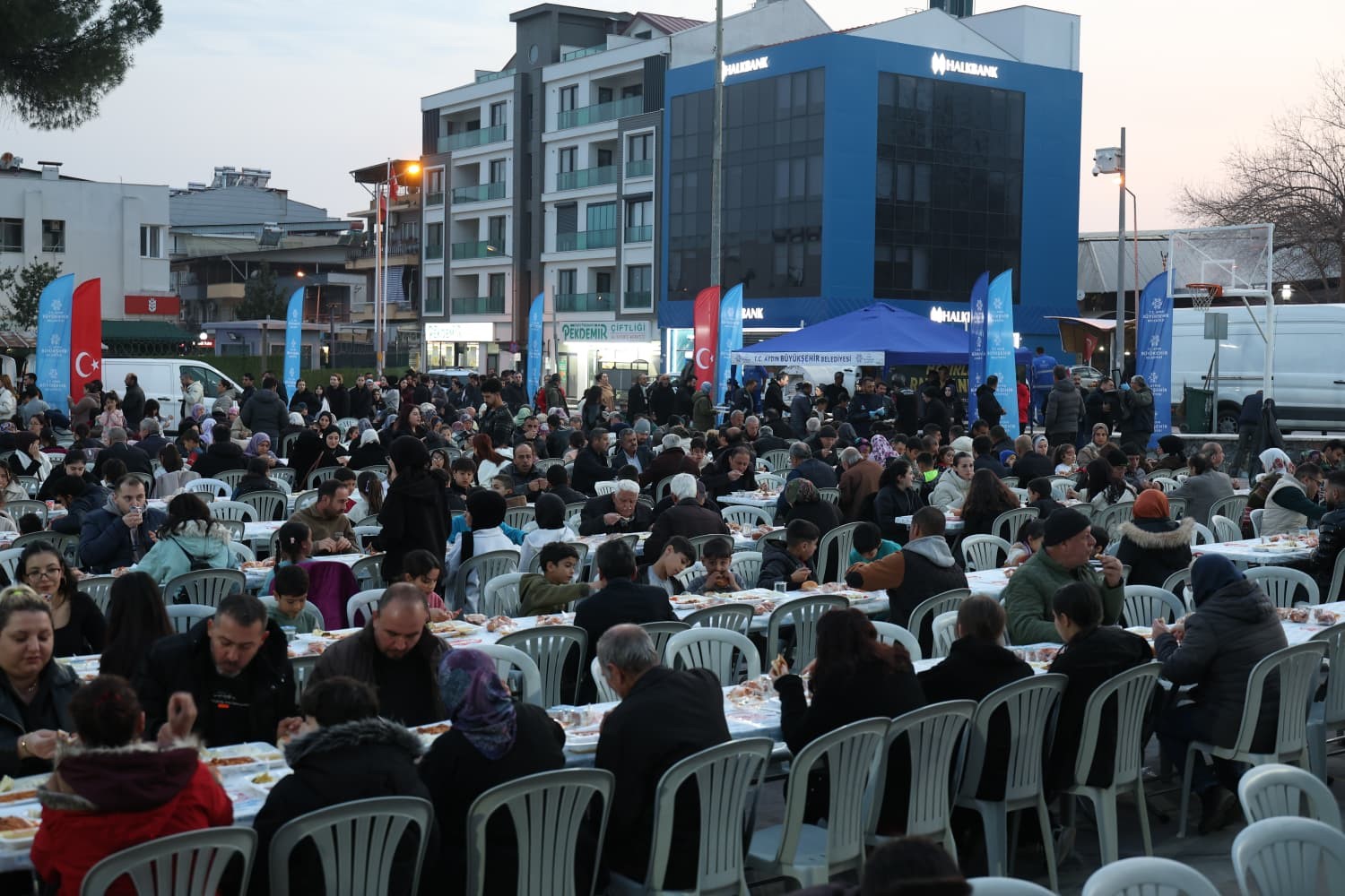 Aydın Büyükşehir Belediyesi Ramazan’ın bereketini kentin dört bir yanına taşımayı sürdürüyor
